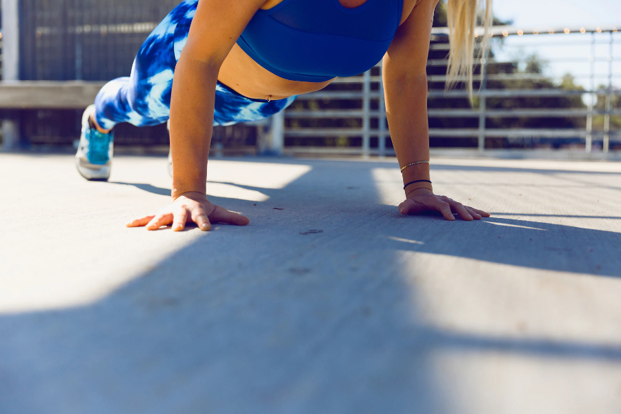 Domáce tréningové náradie. Ako efektívne využiť bežné predmety pre váš workout